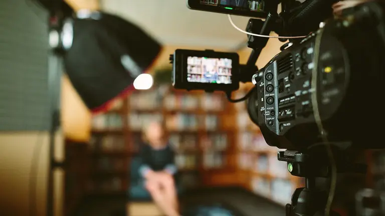 Una cámara grabando a una mujer ARCHIVO
