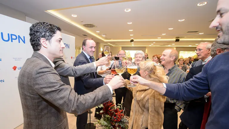 El presidente de UPN, Javier Esparza, interviene en la tradicional copa de Navidad que organiza el partido para afiliados, simpatizantes y cargos de la formación. PABLO LASAOSA 017