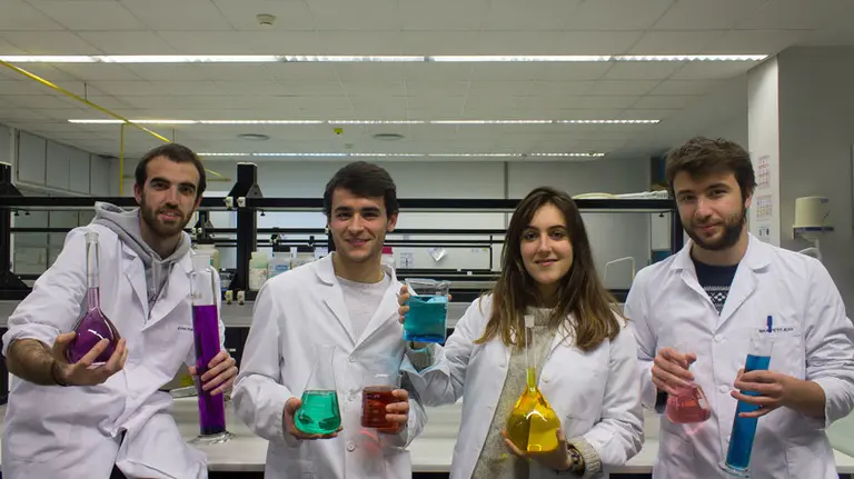 De izquierda a derecha, Joan Puig (doctorando del departamento de Química), Néstor Perkaz y Arantza Muro (ambos integrantes de Kimikarin), y Max Renaud Petitjean (doc