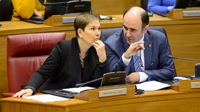 La presidenta del Gobierno de Navarra, Uxue Barkos, junto a Manu Ayerdi. PABLO LASAOSA