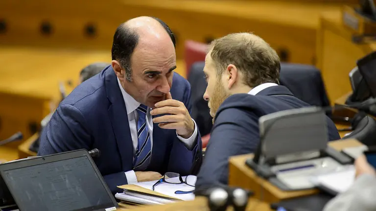 Manu Ayerdi habla con Jokin Castiella. PABLO LASAOSA