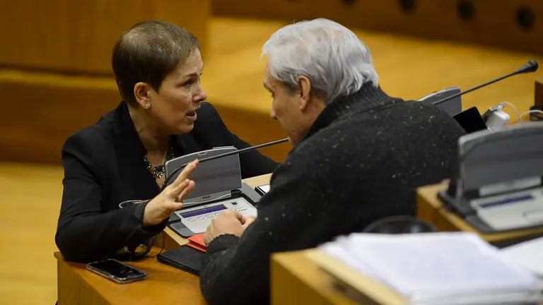 Uxue Barkos, presidenta del Gobierno de Navarra, junto a Mikel Aranburu. PABLO LASAOSA