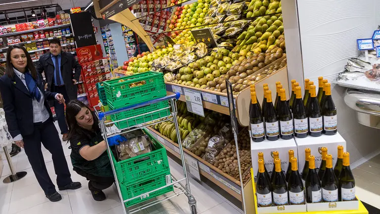 BM Supermercados abre un establecimiento en la calle Bergamín, en el local del antiguo cine Mikael (24). IÑIGO ALZUGARAY