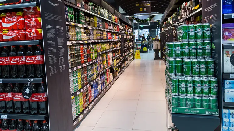 BM Supermercados abre un establecimiento en la calle Bergamín, en el local del antiguo cine Mikael (37). IÑIGO ALZUGARAY