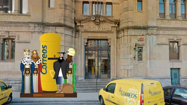 La oficina de Correos del Paseo de Sarasate de Pamplona, con un fotomontaje del buzón para esta Navidad, con los RRMM y el Olentzero