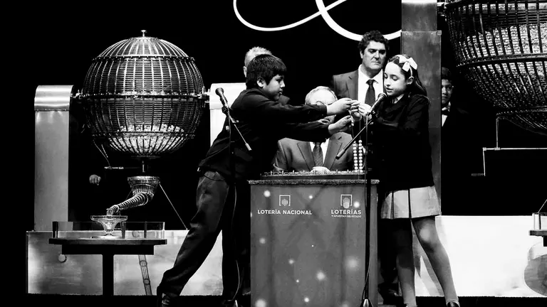 GRA027 MADRID, 22/12/2016.-Los niños de San Ildefonso Nerea y Daniel cantan el primer cuarto premio que ha recaido en el número 59.444 del Sorteo Extraordinario de Navidad , que se desarrolla en el Teatro Real. El sorteo, el más antiguo y popular de los que tienen lugar en España. repartirá 2.310 millones de euros, entre los 165 millones de décimos que se han puesto a la venta. En la foto, preparativos antes del sorteo.EFE/Ballesteros