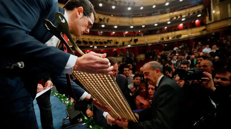 Personal de lotería comprobando las liras del sorteo de la Navidad EFE