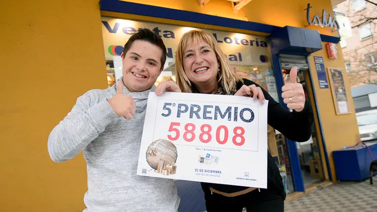 Maite Cuenca, del puesto mixto de lotería de Burlada, donde se ha entregado un quinto premio de la Lotería. LASAOSA (1)