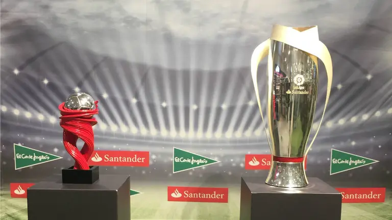 El Corte Inglés de Pamplona recibe la Copa de la Liga. Cedida.