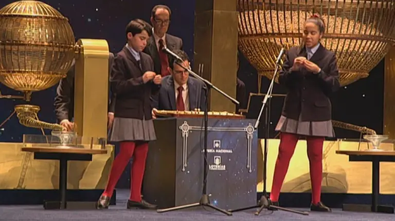 Daniel, el niño que ha cantado los números de la lotería con falda y medias rojas