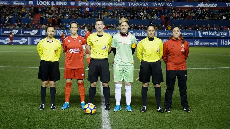 as selecciones femeninas de fútbol de Navarra y Cataluña se enfrentan en un partido amistoso en El Sadar. PABLO LASAOSA 015