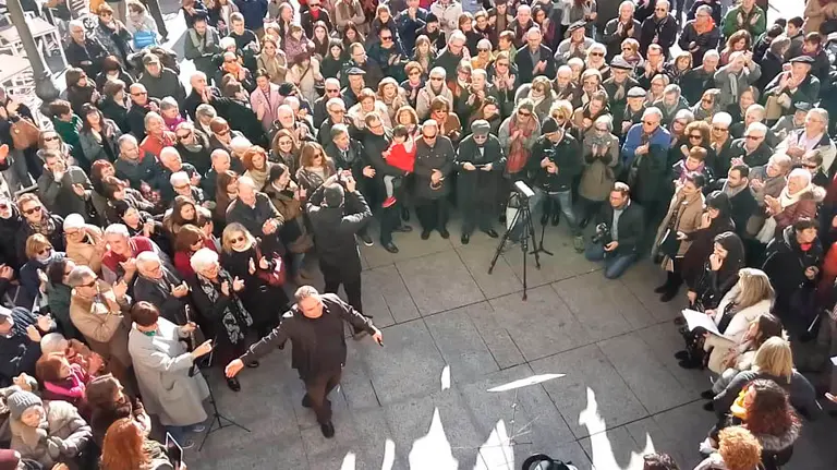 AGAO canta villancicos en la Plaza del Castillo JAVIER OLAVERRI