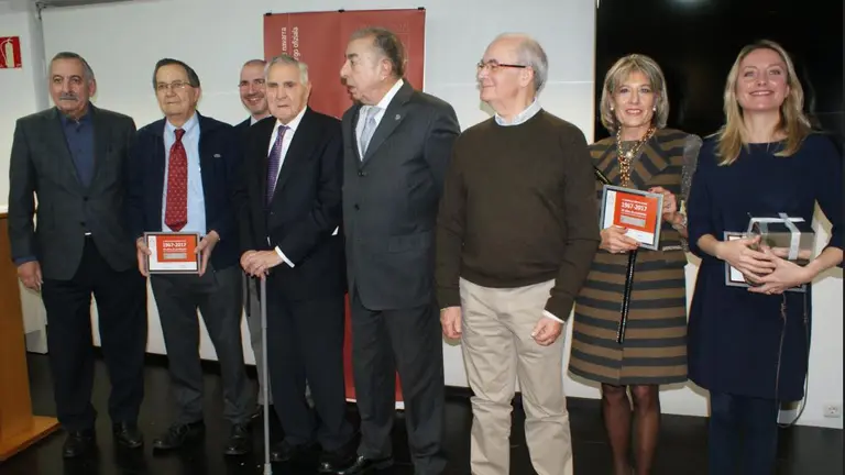 Homenajeados por el Colegio de Arquitectos Técnicos de Navarra CEDIDA. De izquierda a derecha, Julio Acinas; Antonio Gorosquieta, Jesús María Sos (presidente de COAATIENA), Alberto Salas, Juan Alfonso Revenga, José Antonio Zubicoa, María Victoria (mujer de Gonzalo Crespo) y Olga Visiers, hija de José Ignacio Visiers.