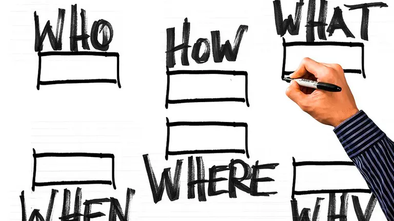 Un profesor escribe palabras en inglés