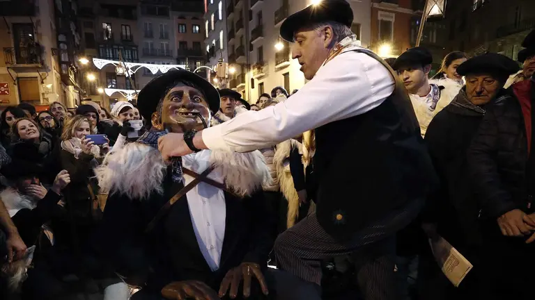 GRAF1498. PAMPLONA, 24/12/2017.- Miles de personas cargadas de ilusiones, adultos, jóvenes y niños, han recibido esta tarde en Pamplona a Olentzero, al que han acompañado en su recorrido por la ciudad y en el homenaje que le ha tributado el Ayuntamiento. Como sucede desde 2015, con la llegada del gobierno local integrado por EH Bildu, Geroa Bai, Aranzadi e I-E, el viejo carbonero sido recibido por el alcalde en la plaza consistorial. Allí, Joseba Asiron (d), acompañado de concejales y de la banda de música municipal La Pamplonesa, ha impuesto a Olentzero un gran pañuelo de cuadros azul y blanco, típico de su atuendo, con el escudo de la cuidad en reconocimiento y recuerdo. EFE/Jesús Diges