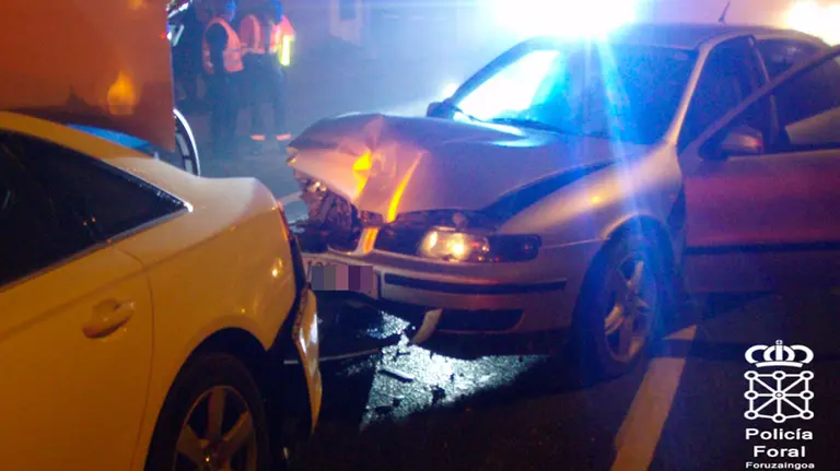 Estado en el que han quedado los dos coches que han chocado en Zizur. POLICÍA FORAL