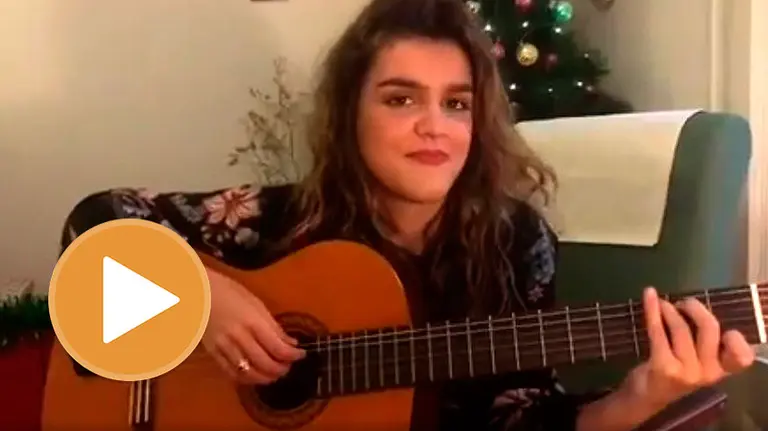 Amaia Romero interpreta por Navidad Adiós puente de Tudela