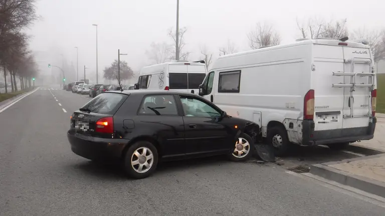 El coche accidentado en la calle Blas de Laserna, en el barrio de la Milagrosa. POLICÍA MUNICIPAL DE PAMPLONA