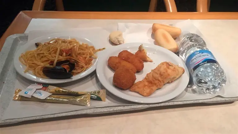 El menú servido por Navidad a los Policías Nacionales que se hospedan en los barcos del puerto de Barcelona para frenar el desafío independentista. TWITTER