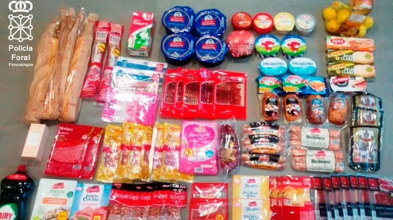 Artículos robados en un supermercado navarro y que han sido pillados por la Policía Foral.