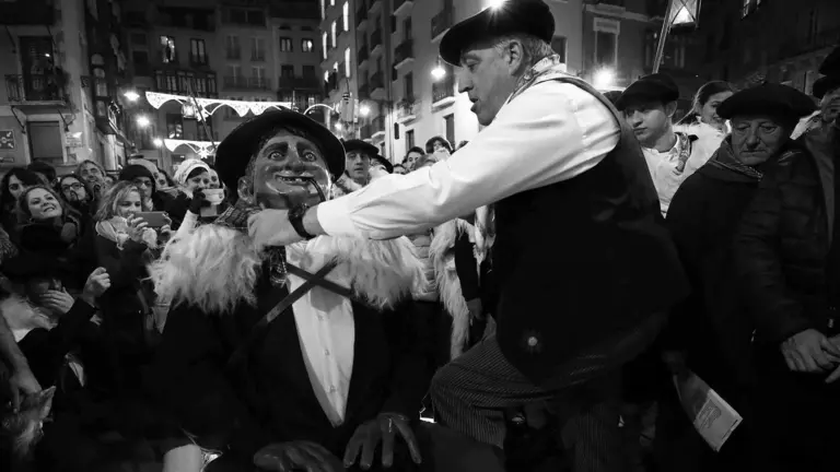 GRAF1498. PAMPLONA, 24/12/2017.- Miles de personas cargadas de ilusiones, adultos, jóvenes y niños, han recibido esta tarde en Pamplona a Olentzero, al que han acompañado en su recorrido por la ciudad y en el homenaje que le ha tributado el Ayuntamiento. Como sucede desde 2015, con la llegada del gobierno local integrado por EH Bildu, Geroa Bai, Aranzadi e I-E, el viejo carbonero sido recibido por el alcalde en la plaza consistorial. Allí, Joseba Asiron (d), acompañado de concejales y de la banda de música municipal La Pamplonesa, ha impuesto a Olentzero un gran pañuelo de cuadros azul y blanco, típico de su atuendo, con el escudo de la cuidad en reconocimiento y recuerdo. EFE/Jesús Diges