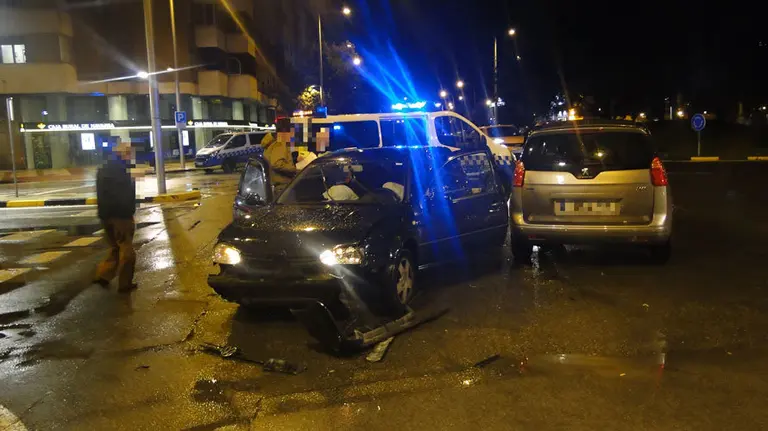 Los dos vehículos siniestrados en la plaza Europa. POLICÍA MUNICIPAL DE PAMPLONA
