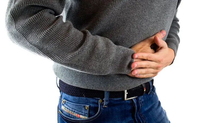 Una persona se retuerce de dolor. ARCHIVO