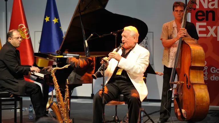 Pedro Iturralde, en el centro de la fotografía, durante una actuación.