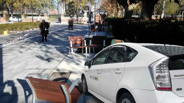 Fotomontaje de un taxi saliendo de la casa Misericordia de Pamplona