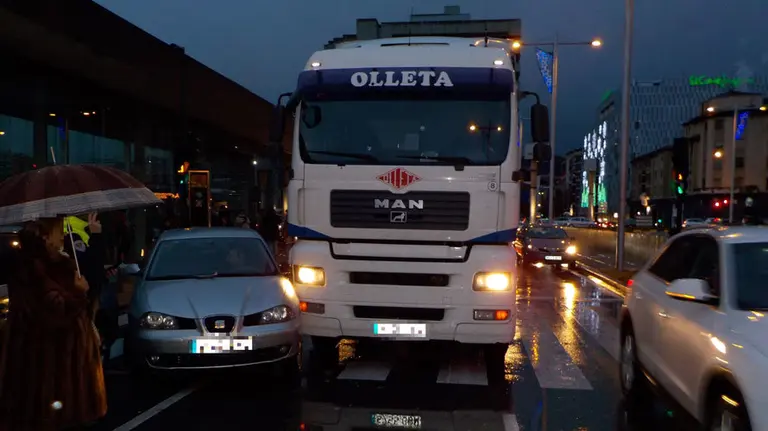 Choque entre un coche y un camión frente a la estación de autobuses de Pamplona. POLICÍA MUNICIPAL