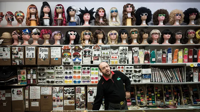 Los navarros se preparan para la nochevieja commprando los disfraces. MIGUEL OSÉS (8)