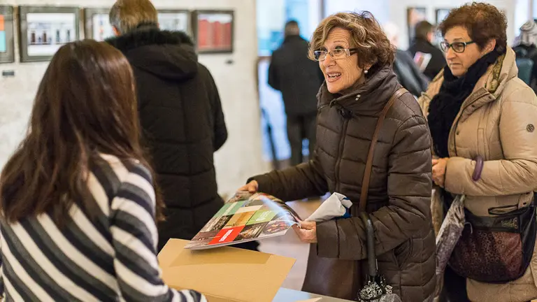 Reparto del calendario municipal de Pamplona para el año 2018 en Civivox Condestable (17). IÑIGO ALZUGARAY