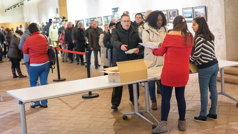 Reparto del calendario municipal de Pamplona para el año 2018 en Civivox Condestable (27). IÑIGO ALZUGARAY