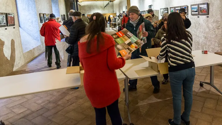 Reparto del calendario municipal de Pamplona para el año 2018 en Civivox Condestable (29). IÑIGO ALZUGARAY