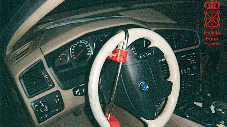 Vehículo inmovilizado por la Policía Foral con un cepo tras dar su conductor positivo en un control de alcoholemia. POLICÍA FORAL