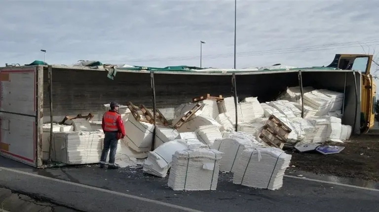 El camión volcado en Tudela PFORAL