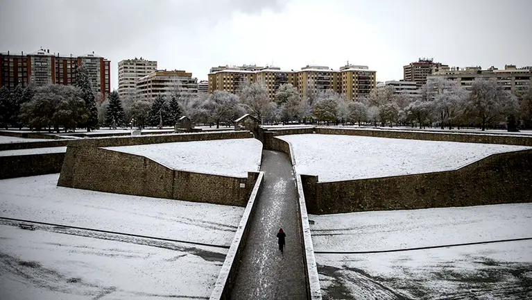 Una mujer camina por la Ciudadela de Pamplona durante una ola de frio a principios de diciembre. PABLO LASAOSA