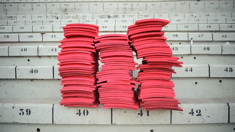 Las almohadillas de las corridas de toros se amontonan tras la recogida y la limpieza de la Plaza de Toros en los sanfermines de 2017. MIGUEL OSÉS