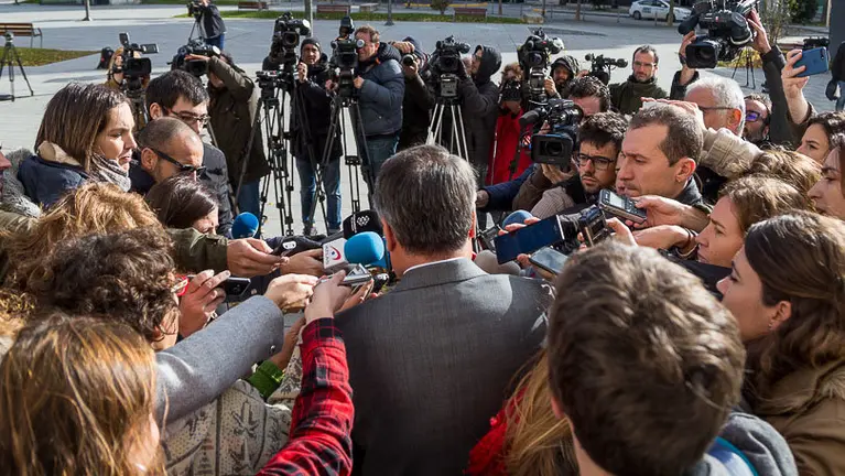Decenas de medios de comunicación rodean a uno de los abogados durante el juicio a La Manada en Pamplona en noviembre. ALZUGARAY