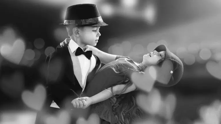 Una pareja de ni&ntilde;os baila