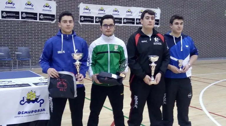 Campeones del torneo de San Sebastián de tenis de mesa.