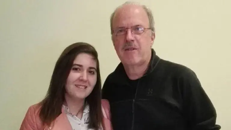 Ana Lourdes Fernández posa con Miguel Ángel Díaz, médico del Hospital Infantil Universitario Niño Jesús de Madrid CEDIDA