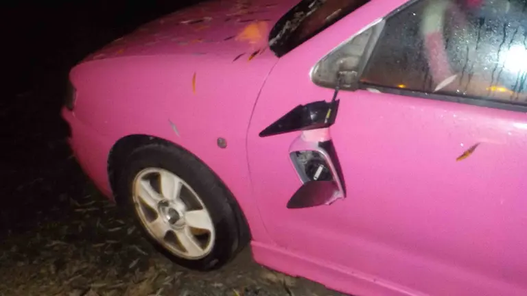 Uno de los coches que ha aparecido de madrugada con el espejo retrovisor roto en el aparcamiento de Corralillos en Pamplona IMAGEN CEDIDA