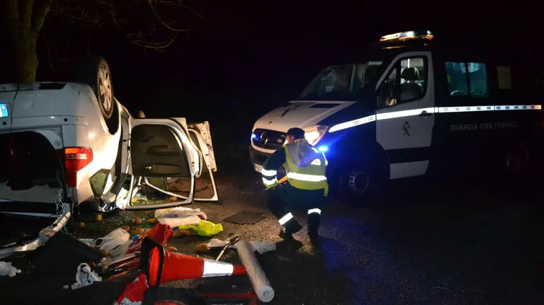 La Guardia Civil atiende el vuelco de un coche en Villaveta en el que una mujer ha quedado atrapada e incosciente en el vehículo que conducía IMAGEN CEDIDA