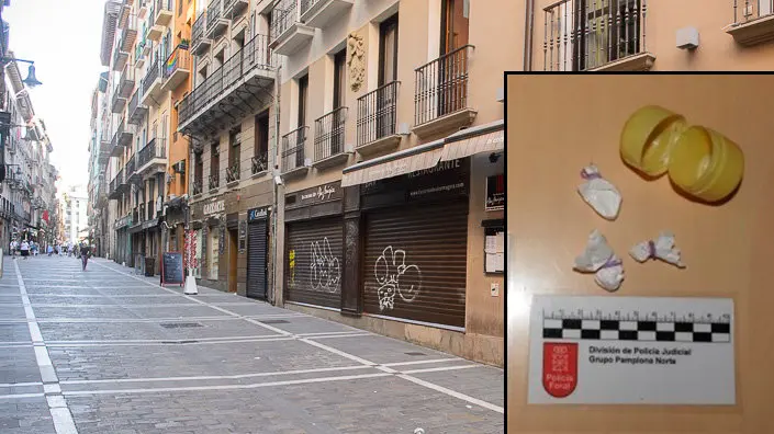 Una imagen de una zona de bares del Casco Viejo de Pamplona con el recipiente incautado con droga a un detenido