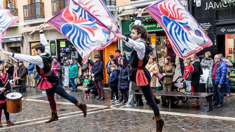 Actuación del grupo de abanderados italianos 'Maesta della Battaglia' en la Plaza del Ayuntamiento de Pamplona (09). IÑIGO ALZUGARAY