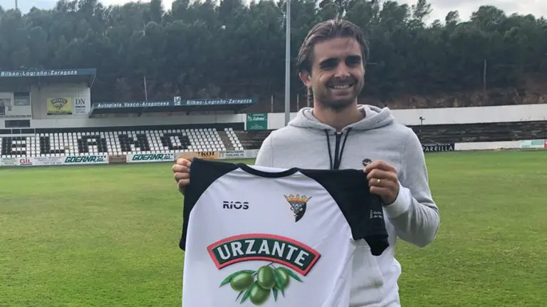 Juan Esnaider con la camiseta del Tudelano. CD Tudelano.