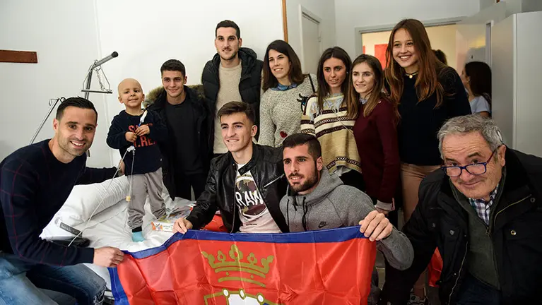 Los jugadores de Osasuna visitan a los niños ingresados en el Complejo Hospitalario. MIGUEL OSÉS_6