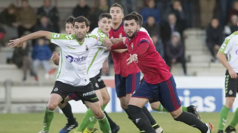 Dani Santafé al remate ante el Racing en Tajonar. CA Osasuna.