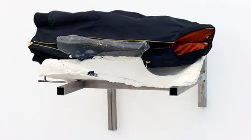 June Crespo. Ser dos 2017. Cemento, resina, textil, acero. 